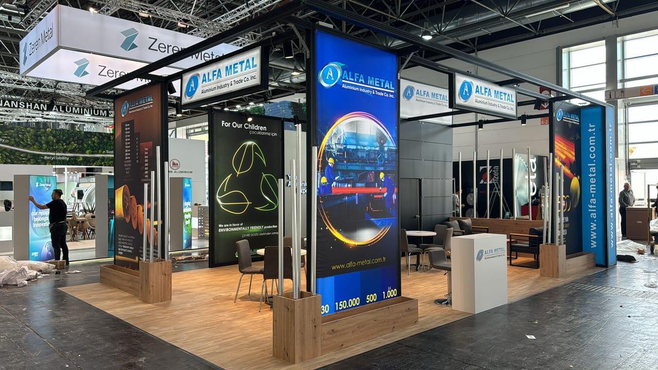 Alfa Metal Aluminium 2024 İstanbul fuar standının genel görünümü; 60 m² ahşap özel tasarım stand.