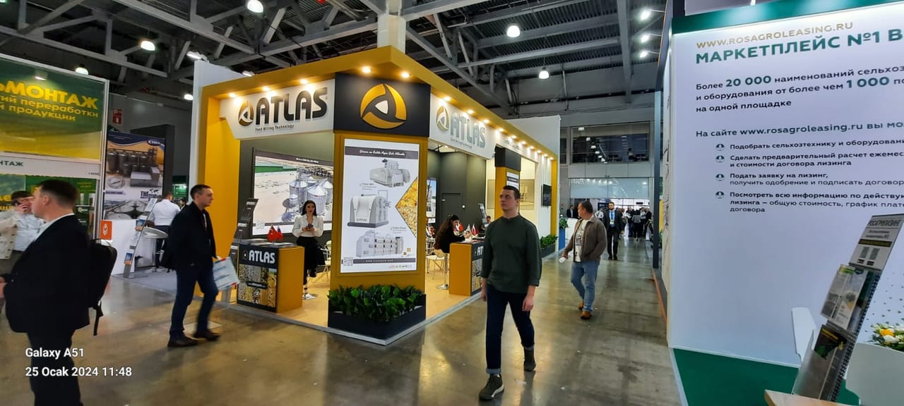 Atlas Yem 2024 Moskova fuar standının genel görünümü; 40 m² ahşap özel tasarım stand.
