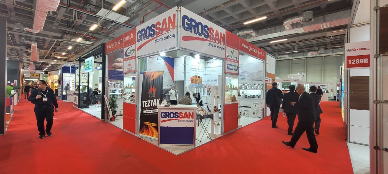 Grossan Avrasya Ambalaj 2024 İstanbul fuar standının genel görünümü; 25 m² maxima sistem stand.