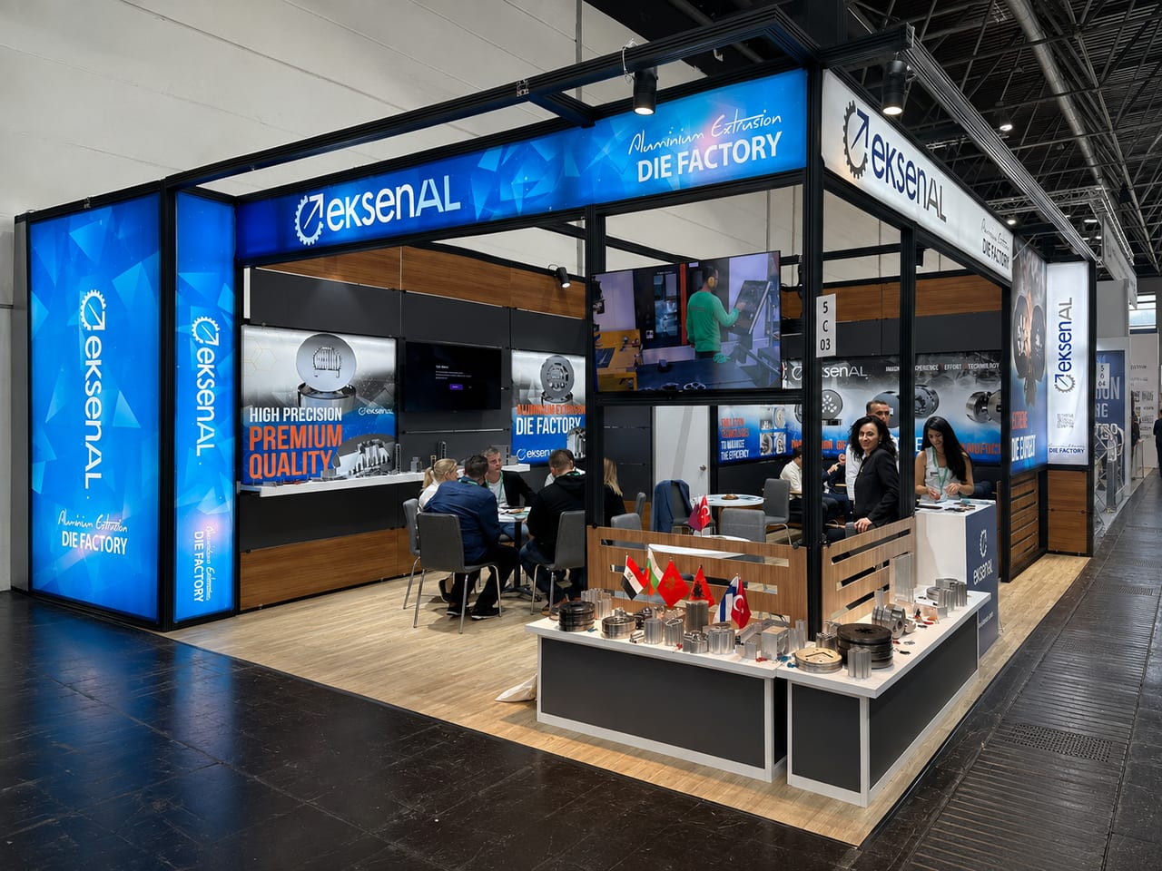 Eksen Al Aluminium 2025 Dusseldorf fuar standının genel görünümü; 42 m² maxima sistem stand.