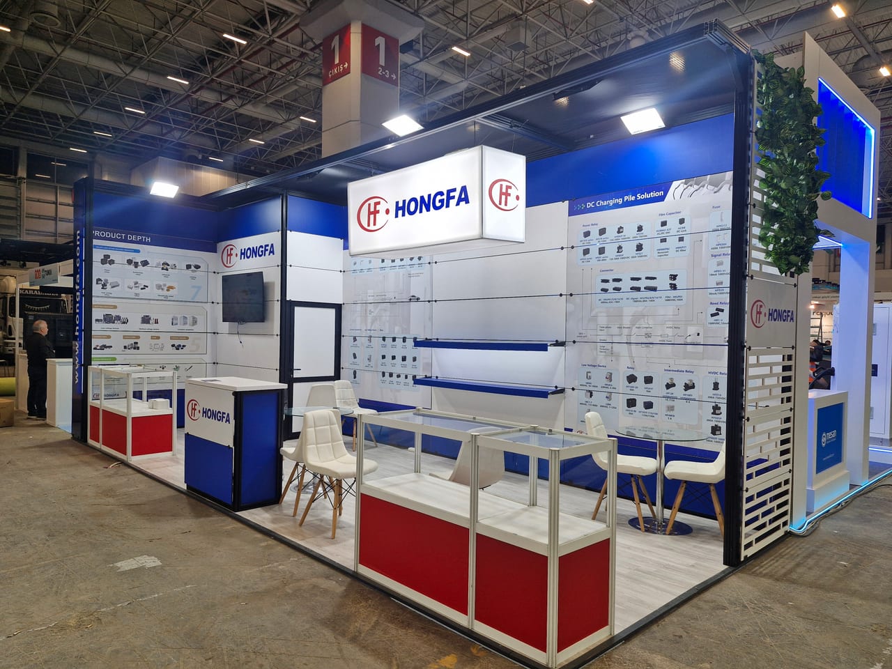 Hongfa EV Charge 2025 İstanbul fuar standının genel görünümü; 28 m² maxima sistem stand.