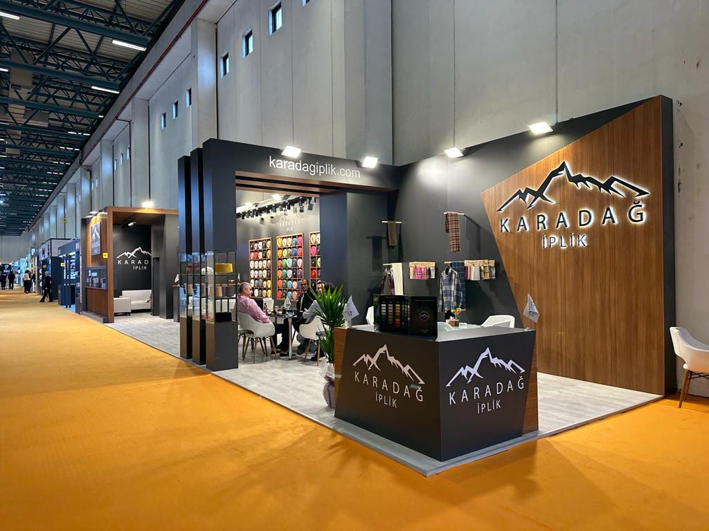 Karadağ İplik 2025 İstanbul fuar standından 2. görünüm.