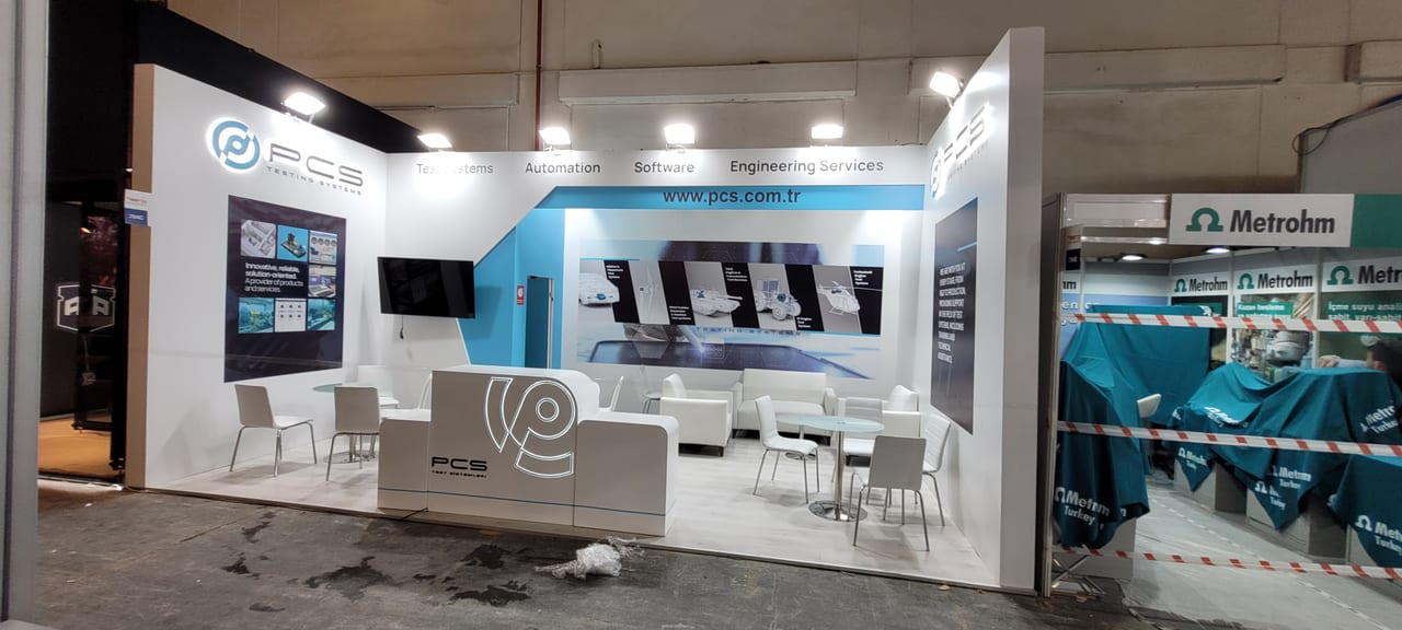 Pcs Test 2025 İstanbul fuar standının genel görünümü; 36 m² ahşap özel tasarım stand.