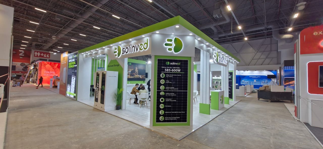 Solinved 2025 İstanbul fuar standının genel görünümü; 110 m² ahşap özel tasarım stand.