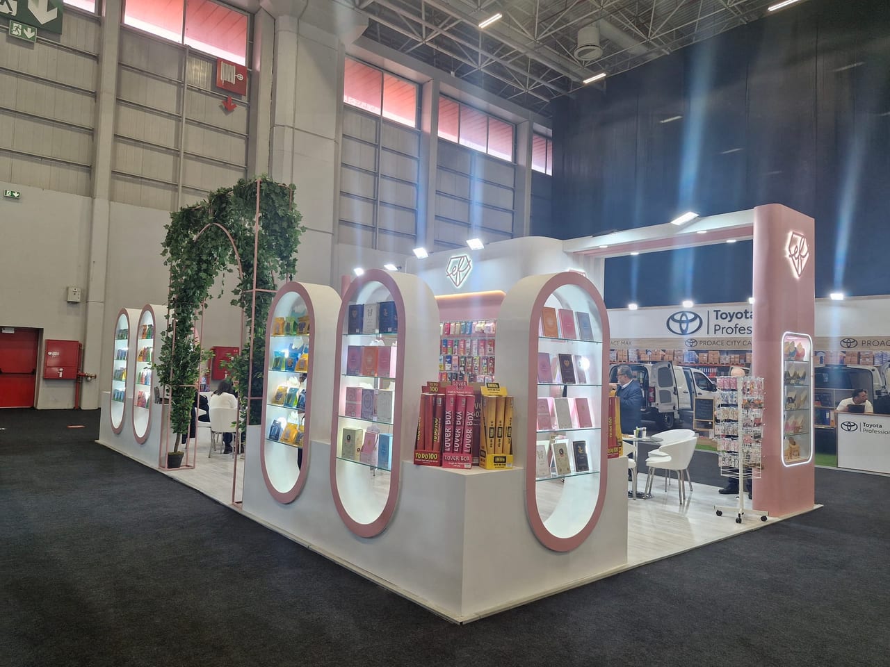 Tamamlanmış stand: kemerli vitrinlere ürünler dizildi, aydınlatma yandı ve markalı alınlık yerine takıldı.