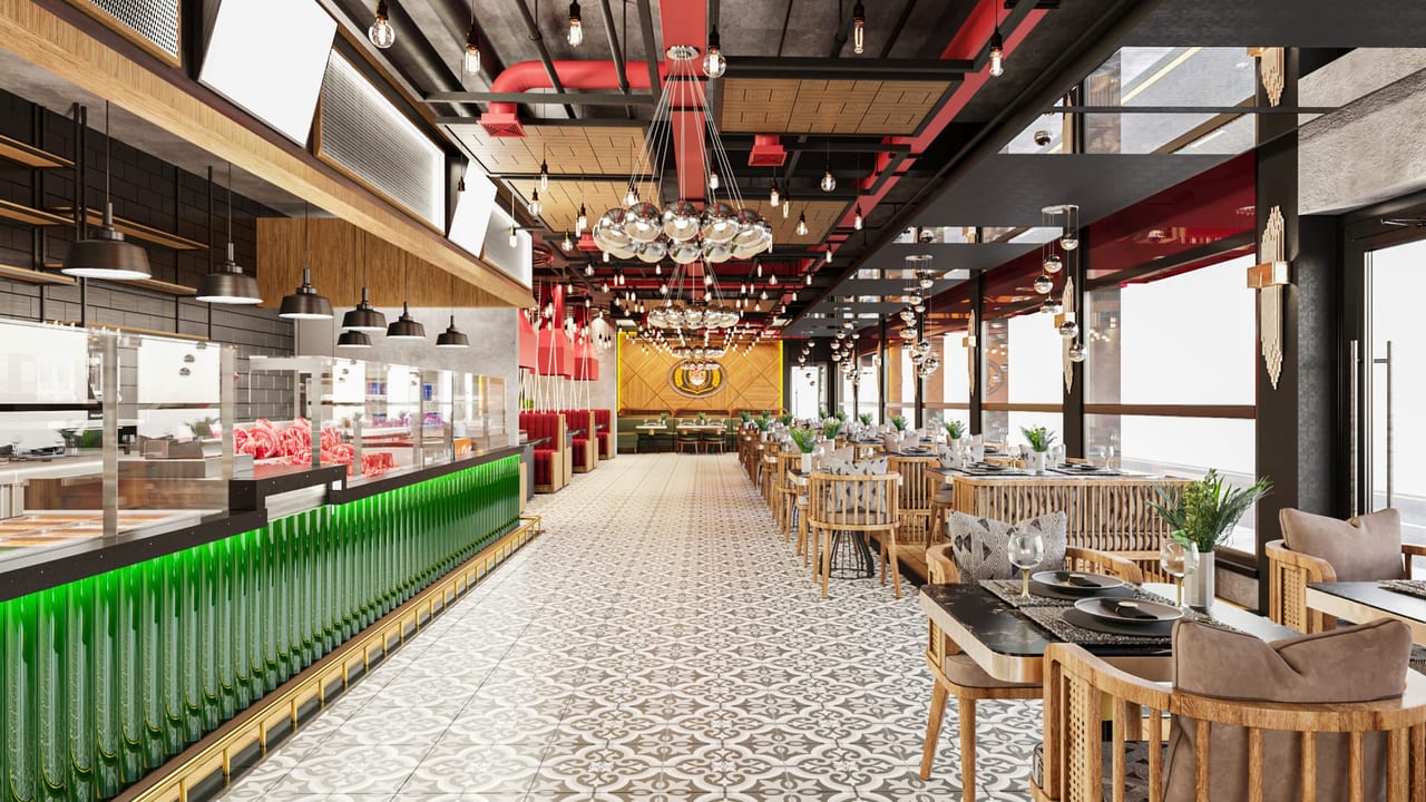 Restoranın ana salonu: solda açık teşhir tezgâhı ve yeşil şişe duvarı, ortada desenli karo koridor, sağda cam cepheye bakan ahşap masalar.