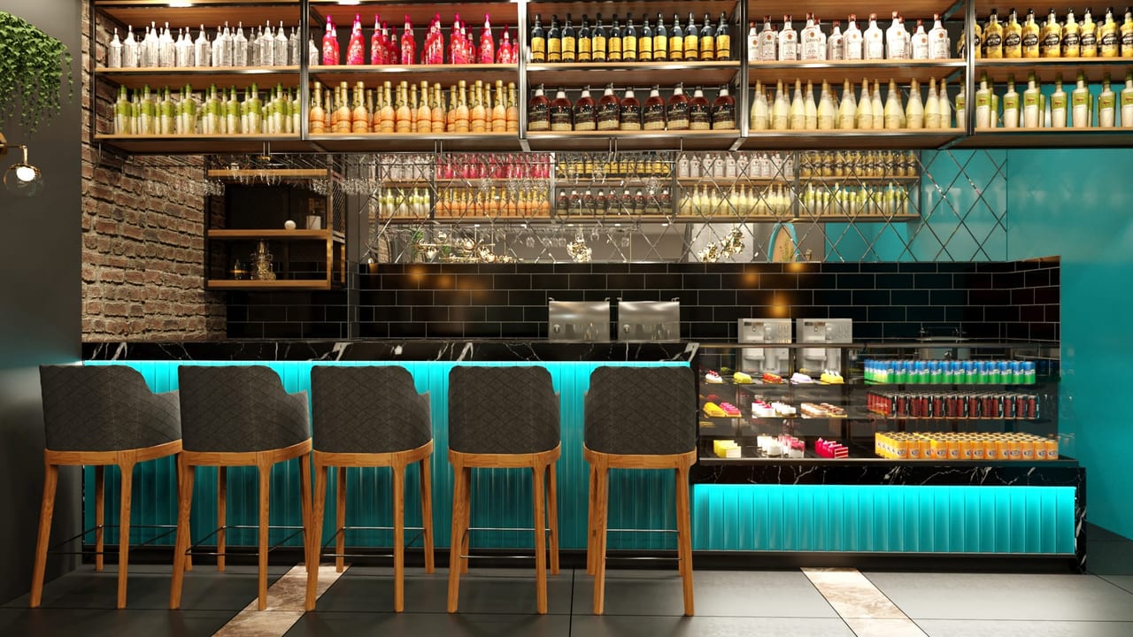Bar arkasında şurup ve cam şişe rafları, önünde turkuaz aydınlatmalı bar gövdesi ve tabure sırası.