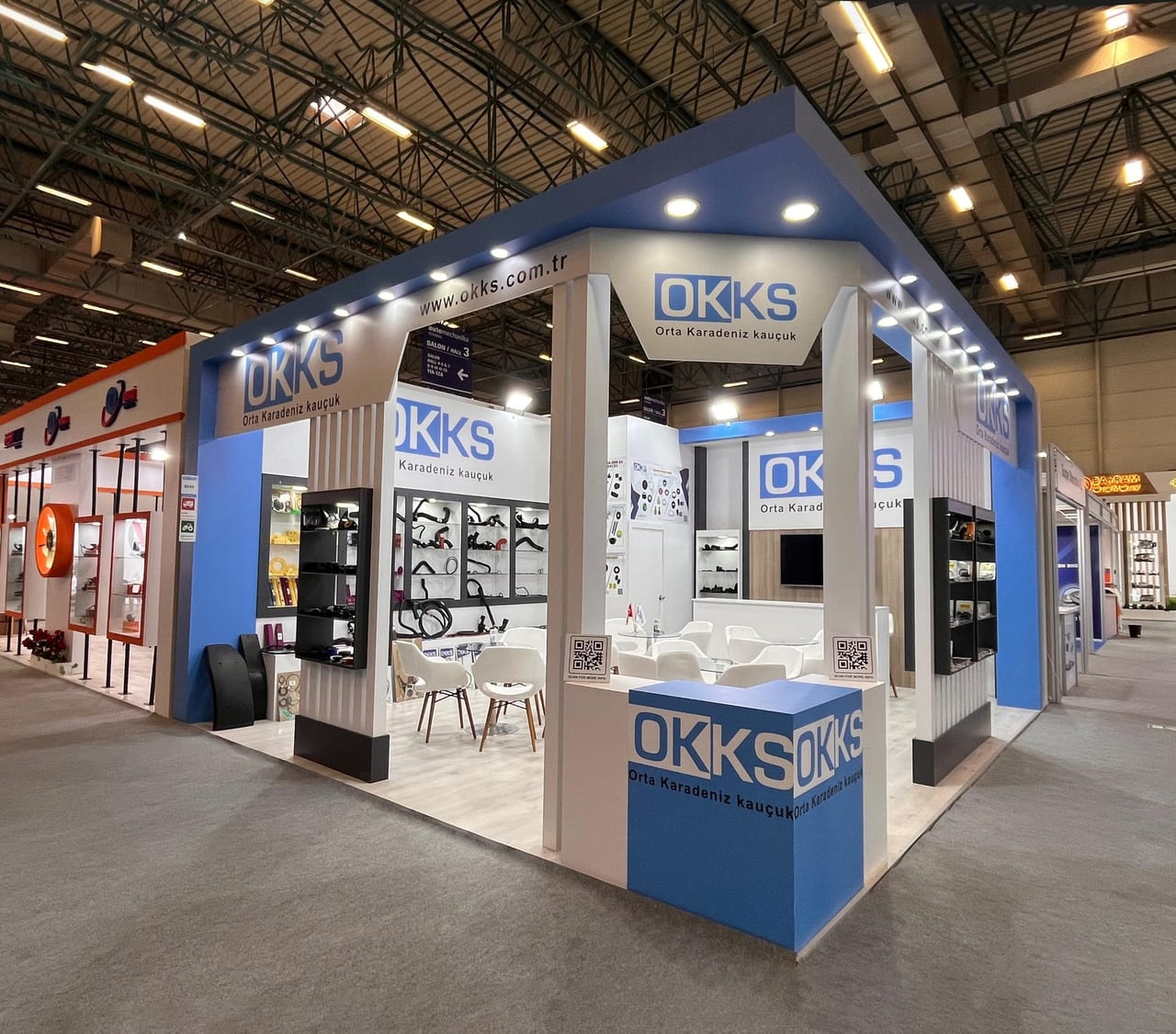 Fuar sahasında stand kurulumu — OKKS standı