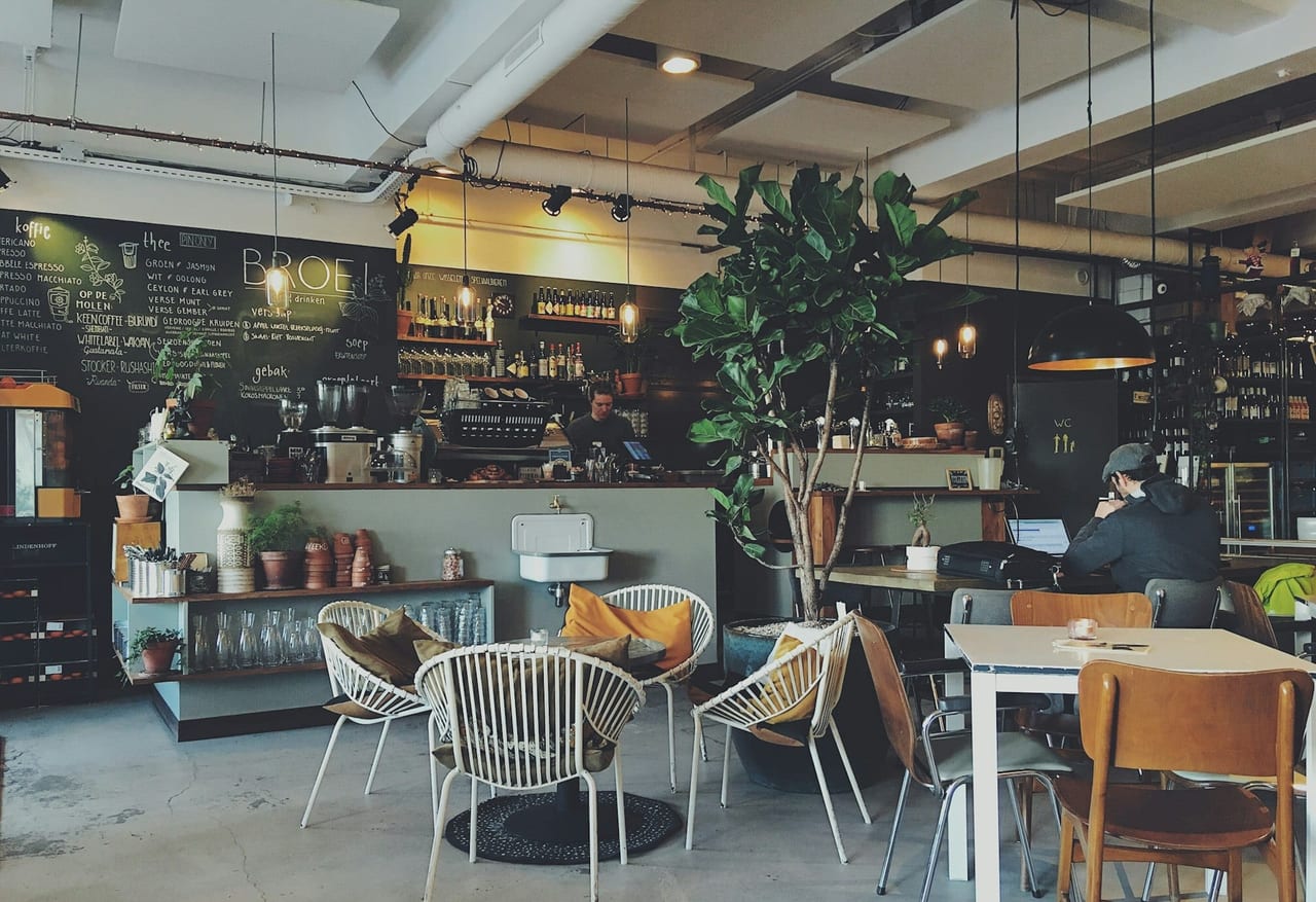 Cafe iç mekânı — bar tezgahı ve oturma alanı