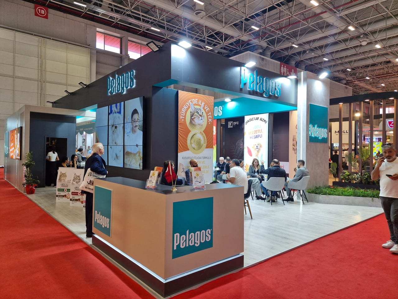 Fuar standı kurulumu — Pelagos standı fuar salonunda